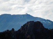 36 Dalla nebbia emerge la parte alta di Montisola